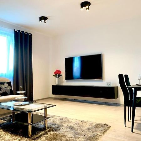 Spacious Apartment Near Hockey And Football Arena 브라티슬라바 외부 사진