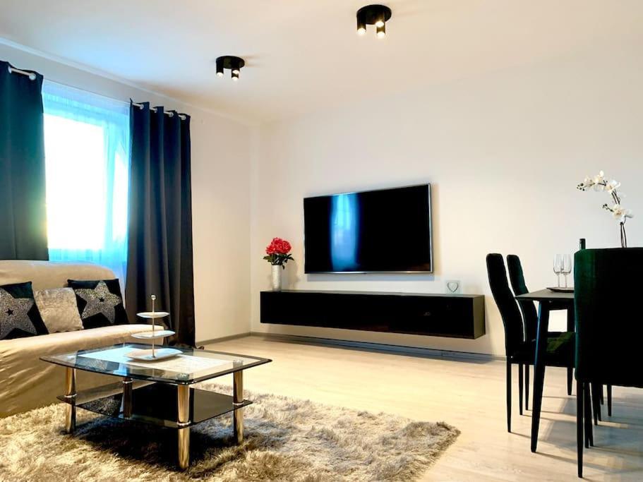 Spacious Apartment Near Hockey And Football Arena 브라티슬라바 외부 사진