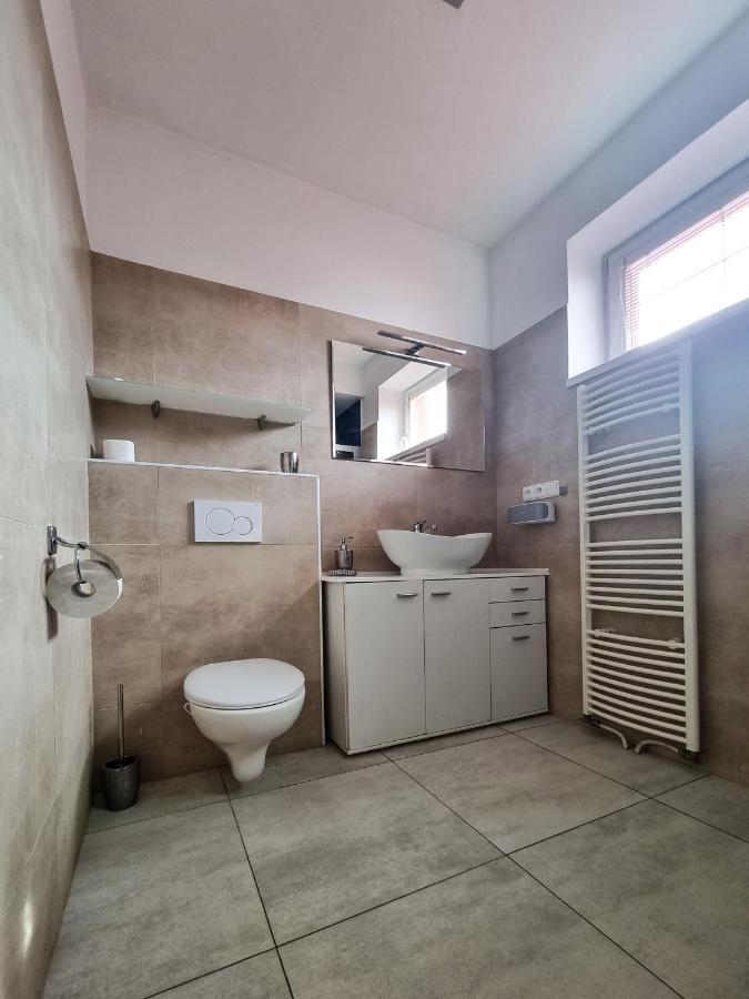 Spacious Apartment Near Hockey And Football Arena 브라티슬라바 외부 사진