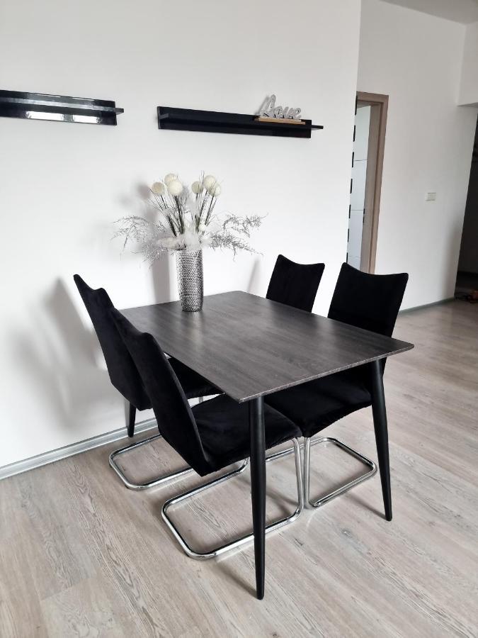 Spacious Apartment Near Hockey And Football Arena 브라티슬라바 외부 사진