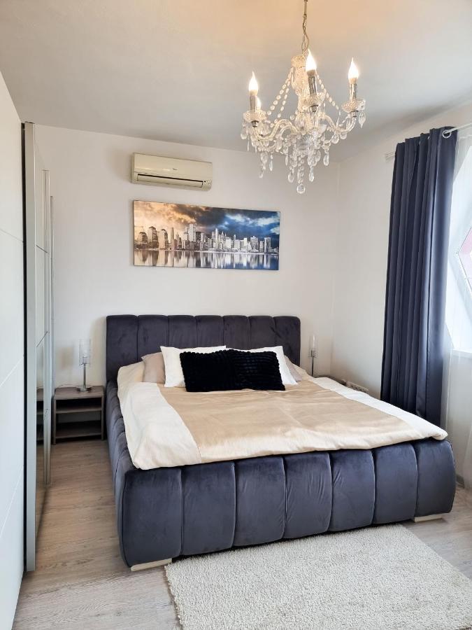 Spacious Apartment Near Hockey And Football Arena 브라티슬라바 외부 사진